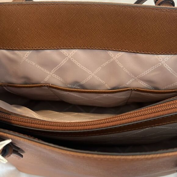 Michael Kors brown leather handbag lots of pockets roomy and adjustable handles - Picture 15 of 16